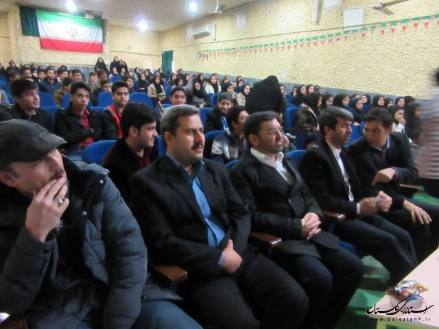 جشن انقلاب با حضورمدیر کل سیاسی و انتخابات استانداری گلستان توسط دانش آموزان رای اولی در کلاله برگزار شد