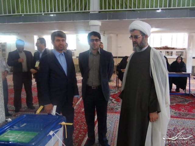 فرماندار و امام جمعه کلاله رای خود را به صندوق رای انداختند