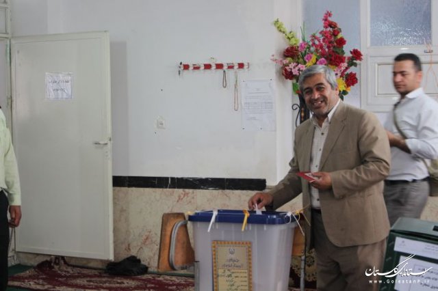 فرماندار و امام جمعه کلاله رای خود را به صندوق رای انداختند