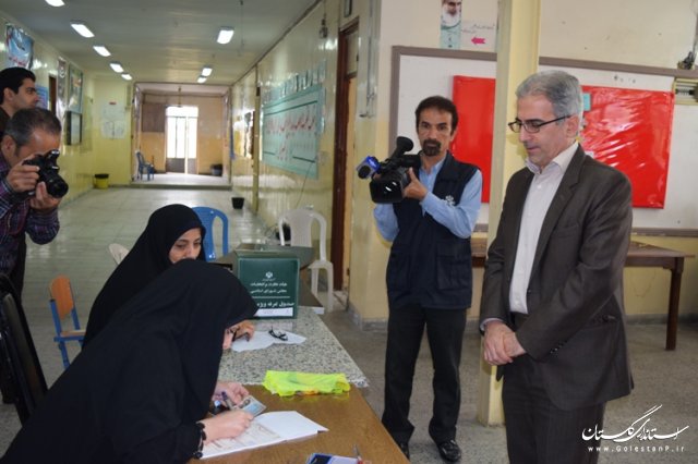 فرماندار کردکوی رای خود را به صندوق انداخت
