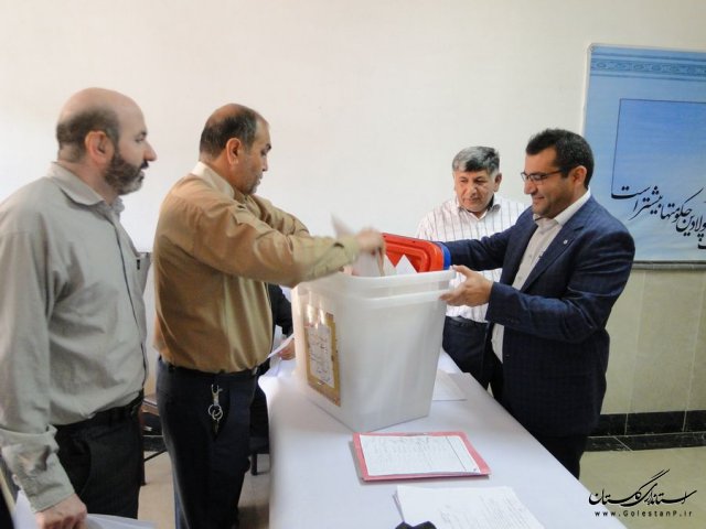 توزیع صندوقهای اخذ رای به نمایندگان فرماندار در شهرستان بندرگز