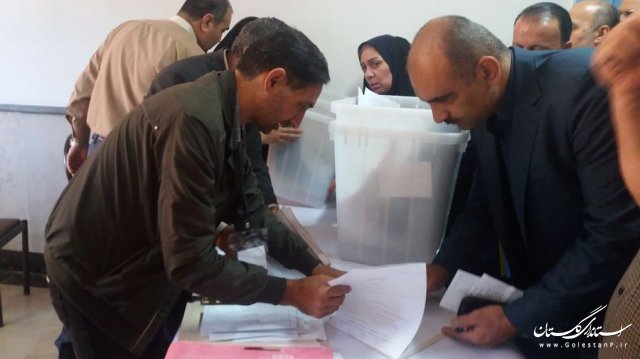 تحویل صندوقهای اخذ رای به نمایندگان فرماندار در شهرستان بندرگز