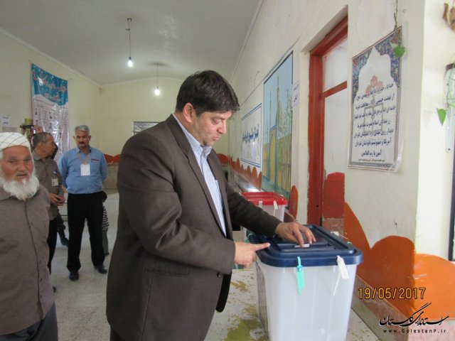 فرماندار گمیشان رای خود را به صندوق انداخت