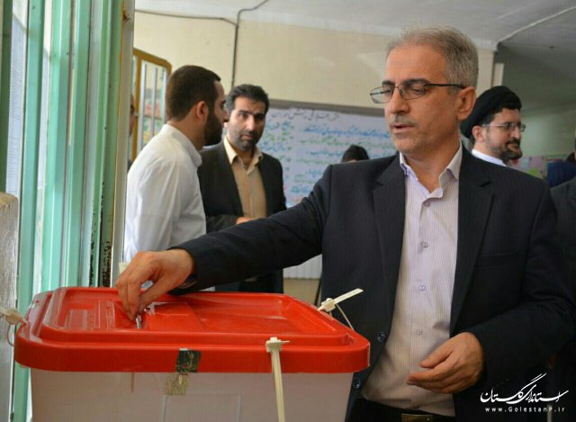 فرماندار کردکوی رأی خود را به صندوق انداخت