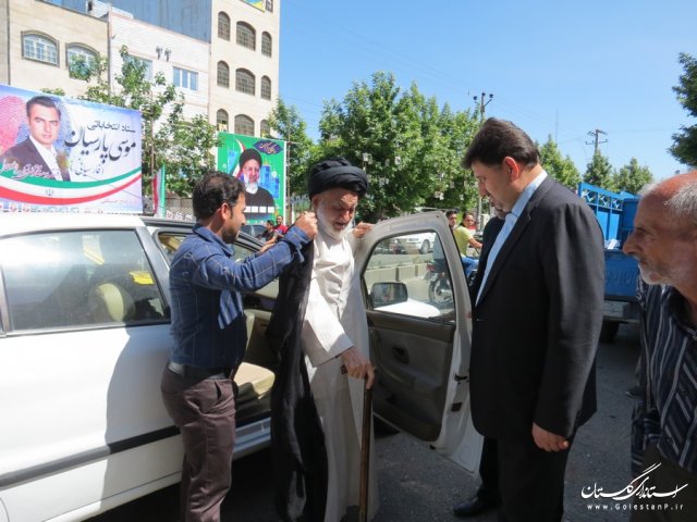 فرماندار و امام جمعه گالیکش با حضور در مسجد جامع این شهر رای خود را به صندوق ها ریختند