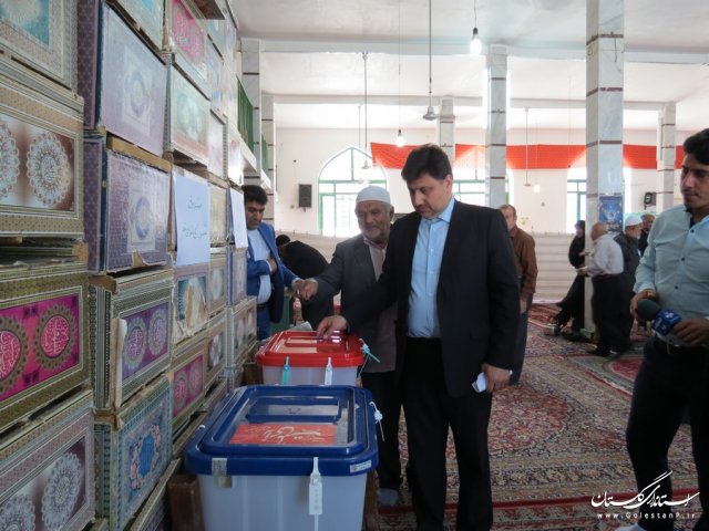 فرماندار و امام جمعه گالیکش با حضور در مسجد جامع این شهر رای خود را به صندوق ها ریختند