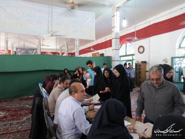 فرماندار و امام جمعه گالیکش با حضور در مسجد جامع این شهر رای خود را به صندوق ها ریختند