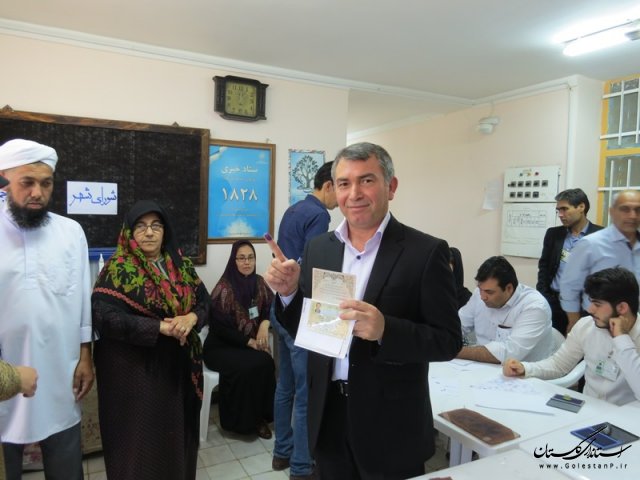 فرماندار شهرستان آق قلا رای خود را به صندوق انداخت