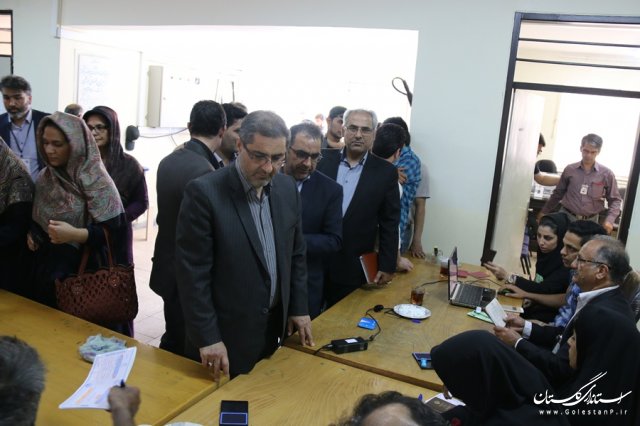 فرماندار و امام جمعه مینودشت رای خود را به صندوق انداختند