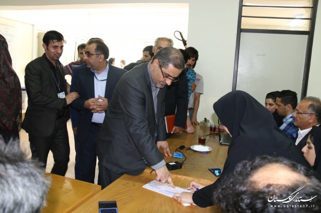 فرماندار و امام جمعه مینودشت رای خود را به صندوق انداختند