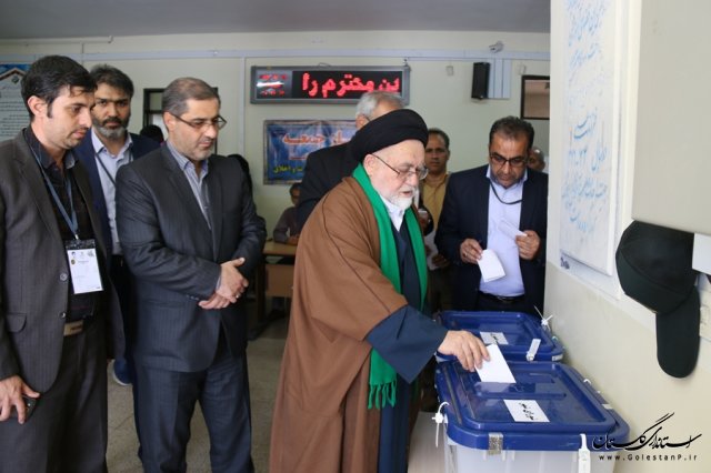 فرماندار و امام جمعه مینودشت رای خود را در داخل صندوق انداختند